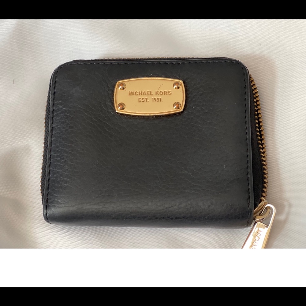MICHAEL KORS ZIP AROUND WALLET